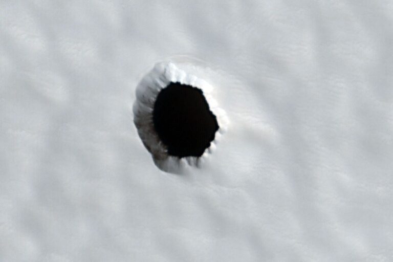 Dei buchi profondi oltre 100 metri sono stati scoperti sulla superficie di Marte